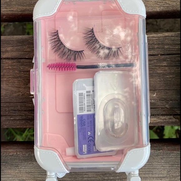 New!! Make up case w/accessories - Picture 13 of 16